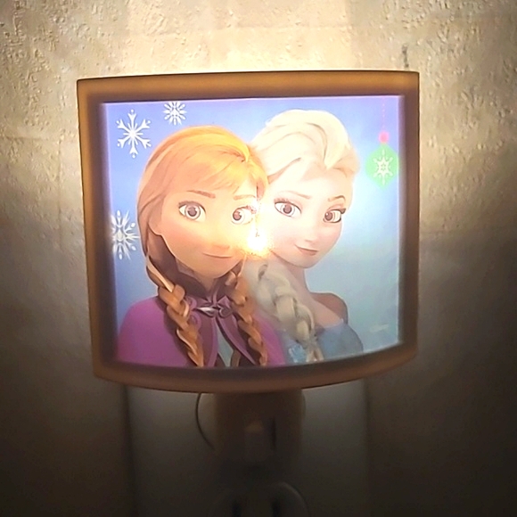Disney Frozen Elsa & Anna Plug In Night Light - Picture 9 of 13